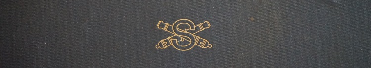 Élément de la reliure du livre représentant l’emblème de Schneider et Cie (lettre S avec deux canons)