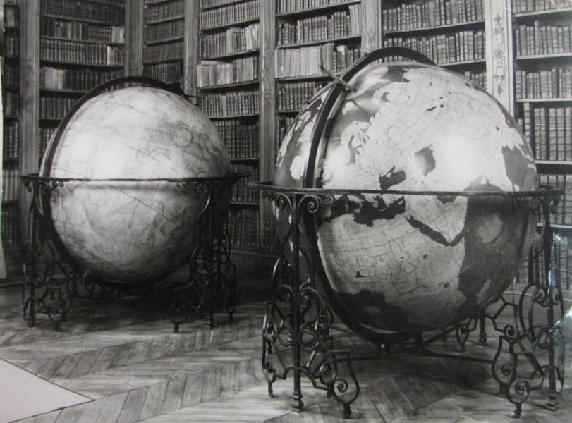 Photographie ancienne en noir et blanc des globes de la salle d'étude.