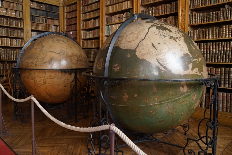 Photographie des deux globes de la salle d'étude